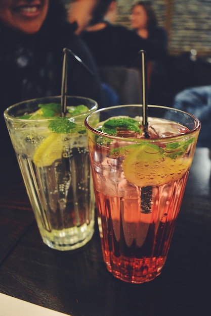 Close-up de la boisson sur la table