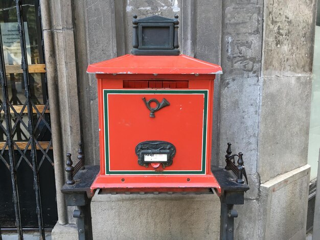 Photo close-up de la boîte aux lettres rouge sur le mur