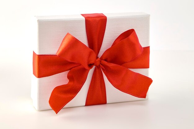 Close-up d'une boîte à cadeaux sur un fond blanc