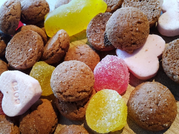 Photo close-up de bonbons et de biscuits