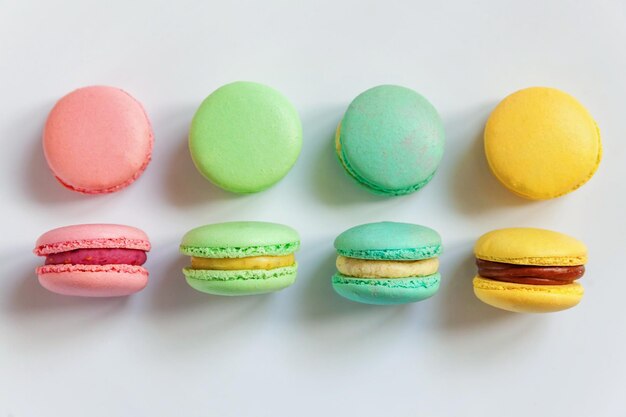 Close-up de bonbons multicolores sur un fond blanc