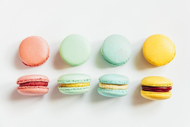 Close-up de bonbons multicolores sur un fond blanc