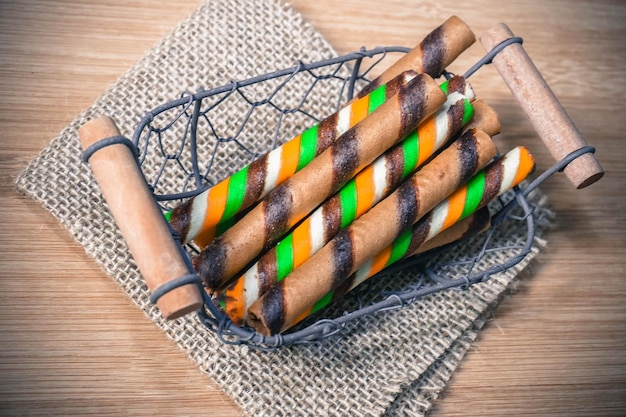 Photo close-up de bonbons multicolores sur la table