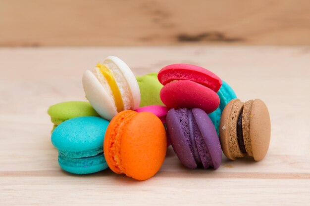 Photo close-up de bonbons multicolores sur la table