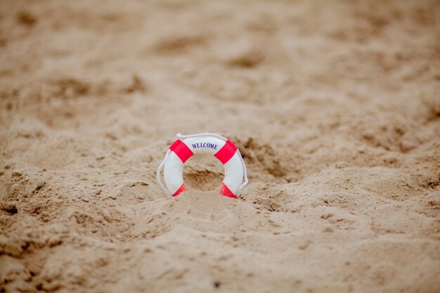 Close up de bouée miniature creuser dans le sable à la plage