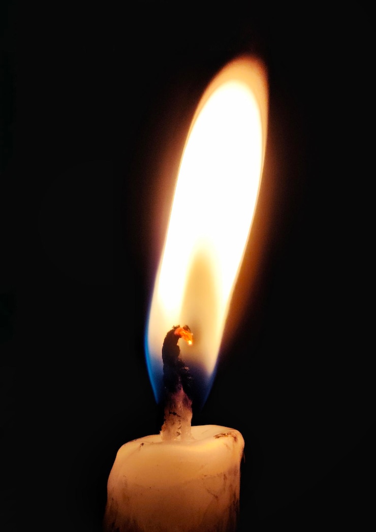 Photo close-up d'une bougie allumée dans une chambre noire