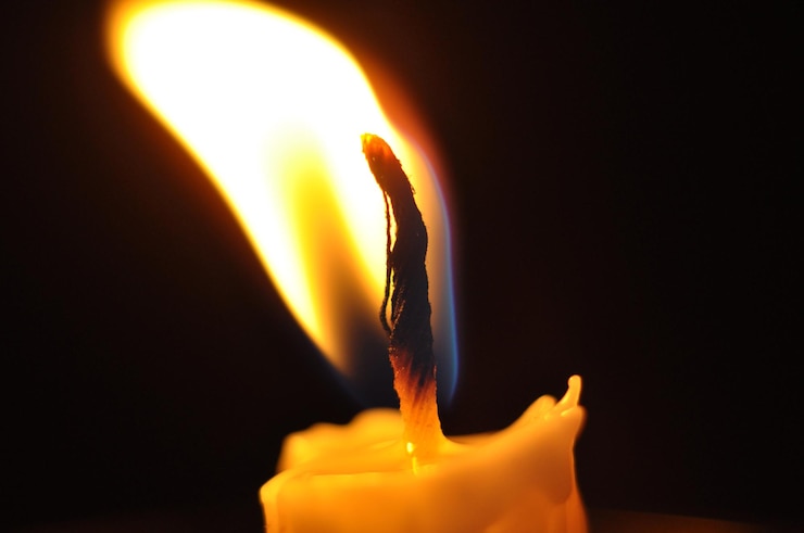 Photo close-up d'une bougie allumée sur un fond noir