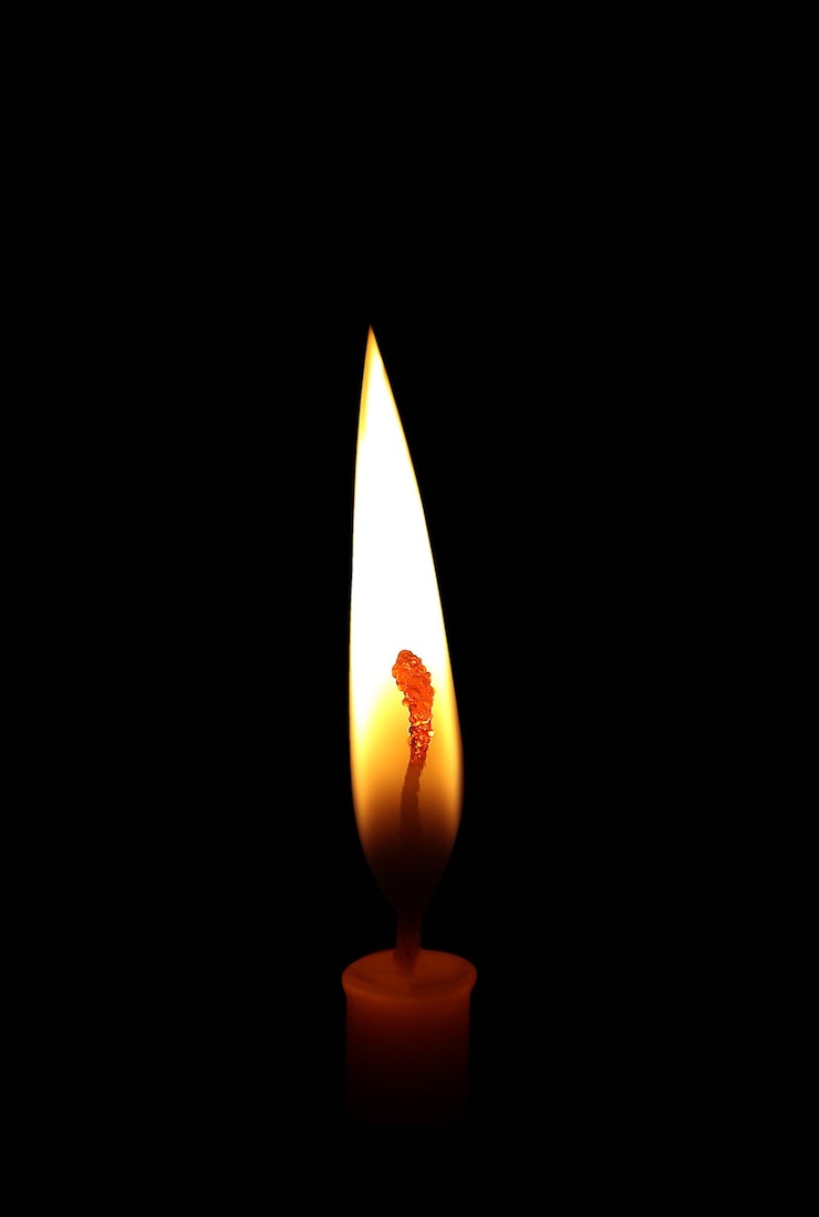Photo close-up d'une bougie allumée sur un fond noir
