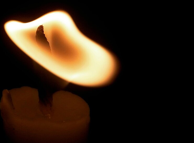 Photo close-up d'une bougie allumée sur un fond noir