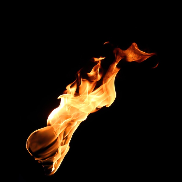 Close-up d'une bougie brûlante sur un fond noir