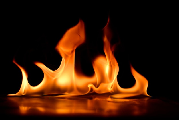 Photo close-up d'une bougie brûlante sur un fond noir