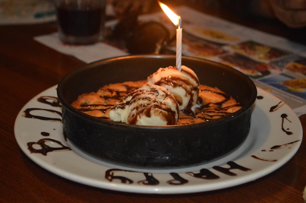 Photo close-up d'une bougie sur le dessert