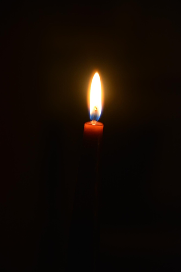Photo close-up d'une bougie qui brûle dans une chambre noire