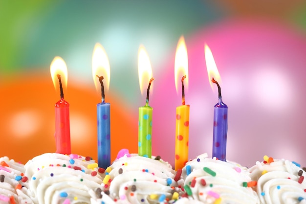 Photo close-up des bougies sur le gâteau d'anniversaire