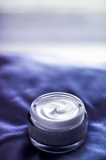 Photo close-up de la boule de cristal sur la table