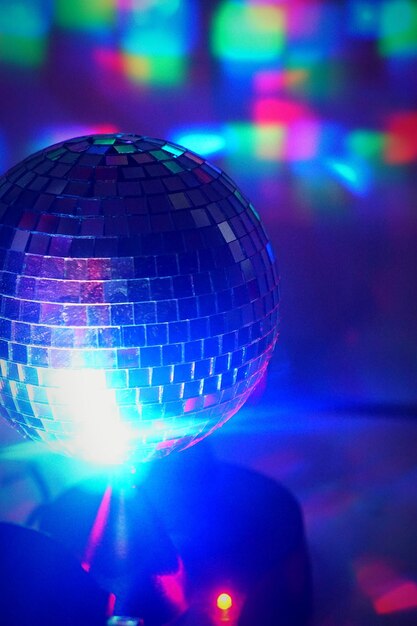 Close-up d'une boule de disco éclairée dans une boîte de nuit