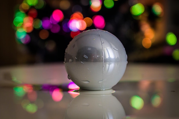 Photo close-up d'une boule illuminée sur une table en verre