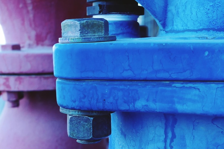 Photo close-up d'un boulon métallique bleu