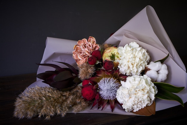 Close-up bouquet décoré dans un style vintage sur un fond sombre