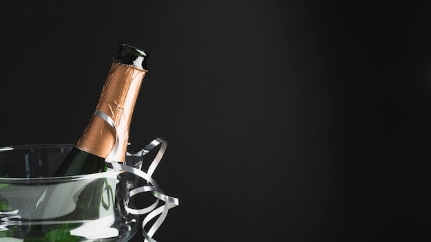 Close-up bouteille de champagne avec espace de copie