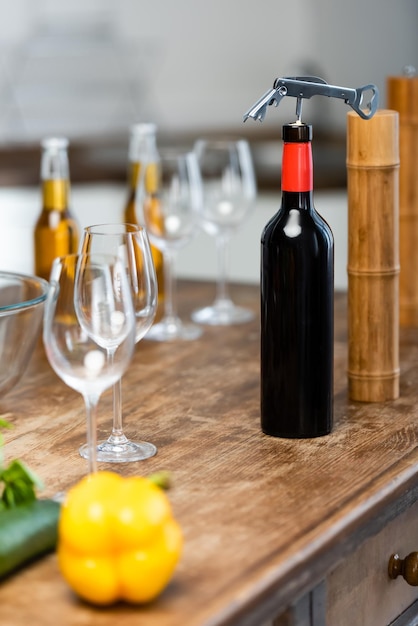 Photo close-up de bouteilles de vin sur la table