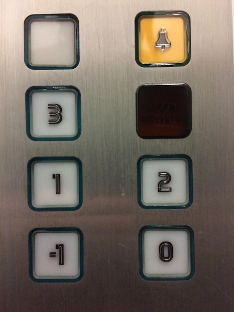 Photo close-up des boutons dans l'ascenseur