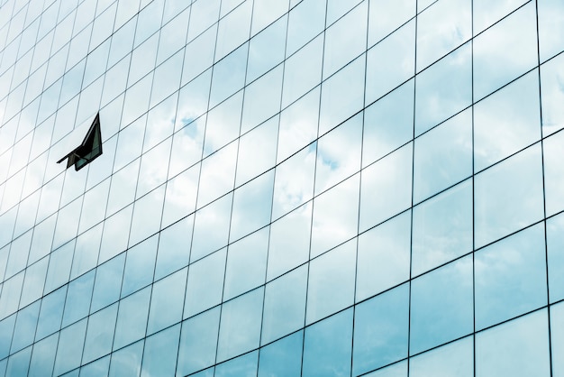 Photo close-up building avec fenêtre ouverte