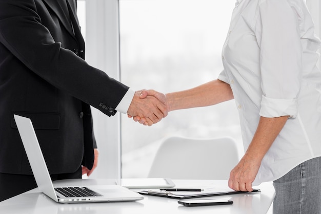 Close-up business hand shake au bureau