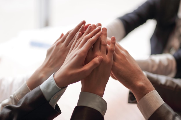 Close up business team joint les mains sur le bureau