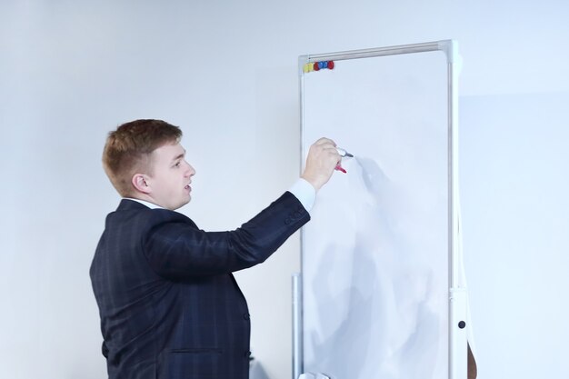 Photo close up.businessman écrit un marqueur sur le conseil