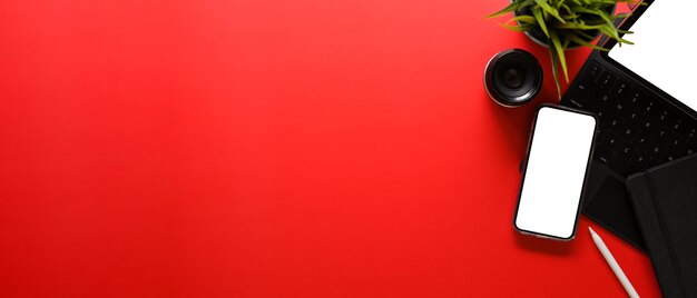 Close-up d'une cabine téléphonique sur un fond rouge