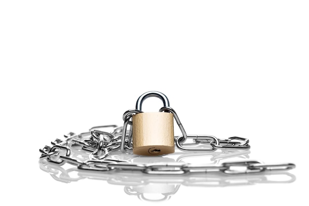 Photo close-up d'un cadenas avec une chaîne sur fond blanc