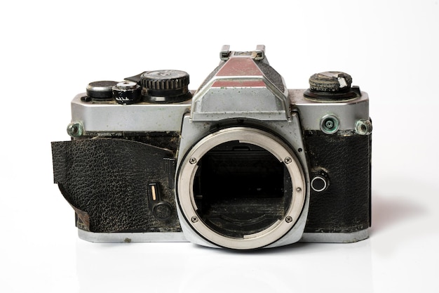 Close-up d'une caméra abandonnée sur un fond blanc