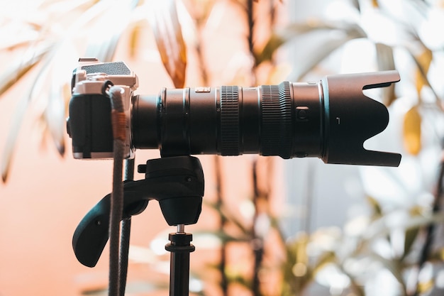 Photo close-up d'une caméra avec un téléobjectif