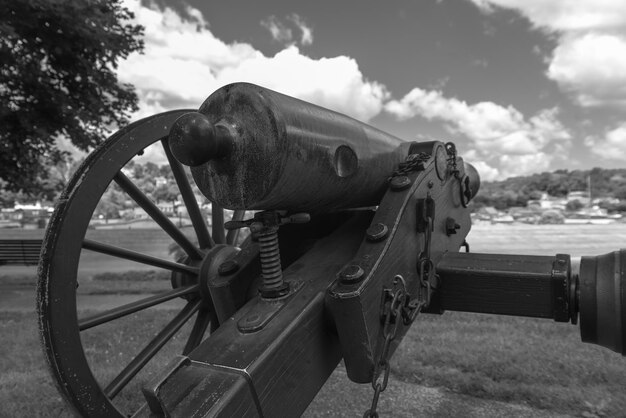 Photo close-up d'un canon historique contre le ciel