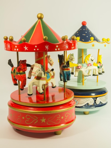 Photo close-up d'un carrousel de jouets sur un fond blanc