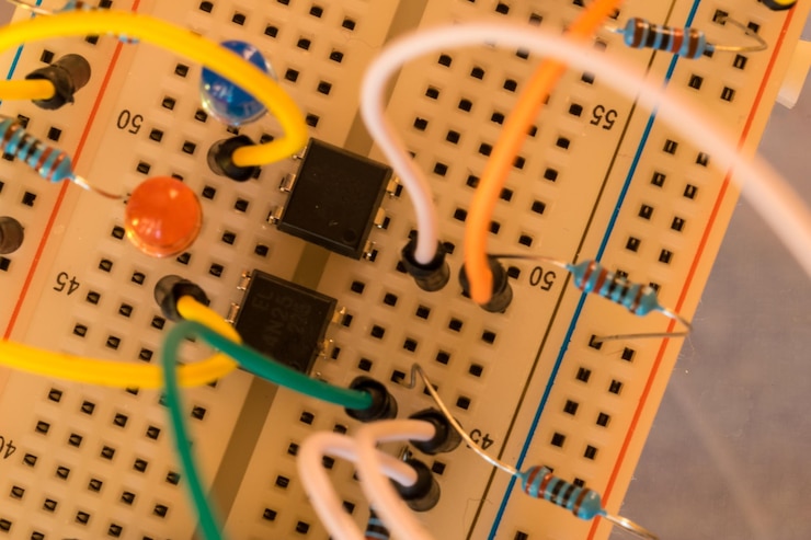 Photo close-up de la carte de circuit imprimé sur la table