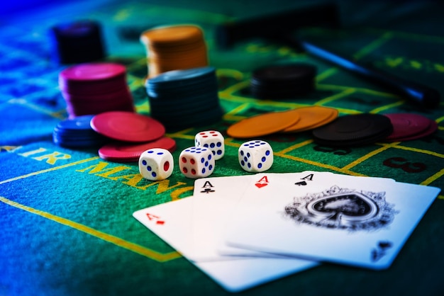 Photo close-up de cartes avec des jetons et des dés de jeu sur la table dans le casino