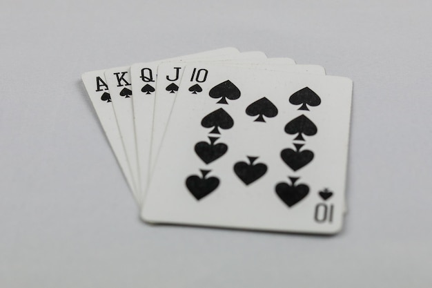 Close-up de cartes à jouer sur un fond blanc