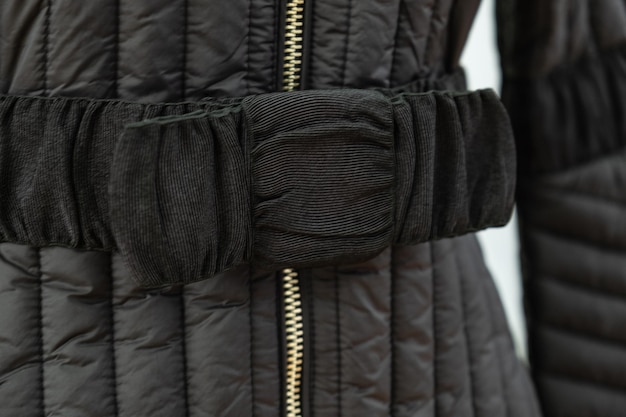 Close-up d'une ceinture élégante sur un manteau d'automne pour femme matelassé Vêtements élégants pour femme Détails du manteau