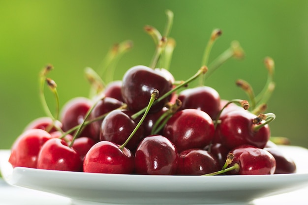 Close-up de cerises dans une assiette sur table