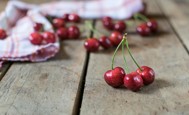 Close-up des cerises sur la table