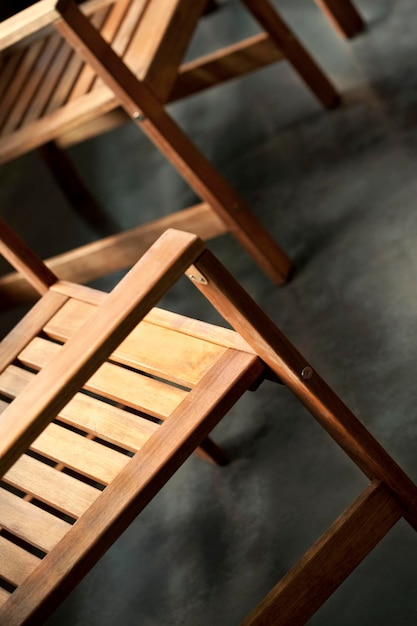 Close up de chaises en bois