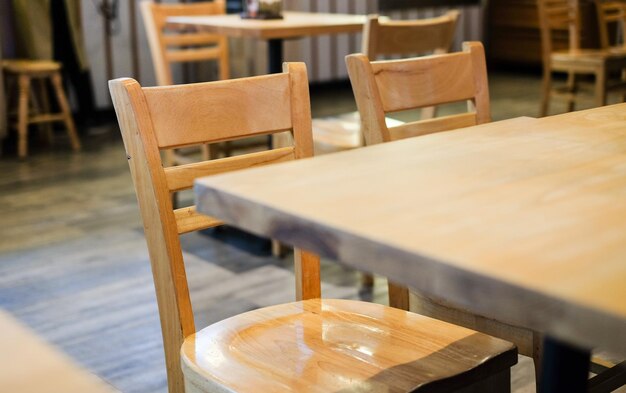 Close-up de chaises et de tables vides dans un restaurant