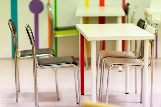 Close-up de chaises et de tables vides