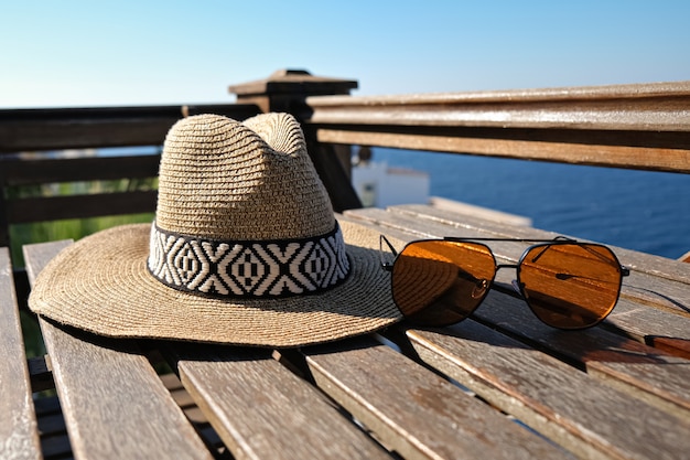 Photo close up chapeau de paille et lunettes de soleil