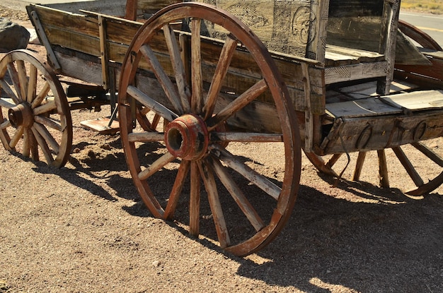 Close-up d'un chariot en bois sur le sable