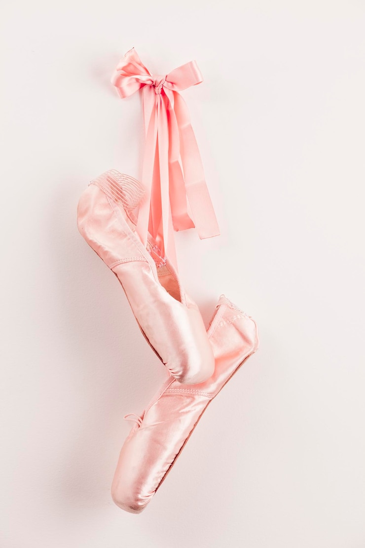 Photo close-up de chaussures de ballet accrochées au mur