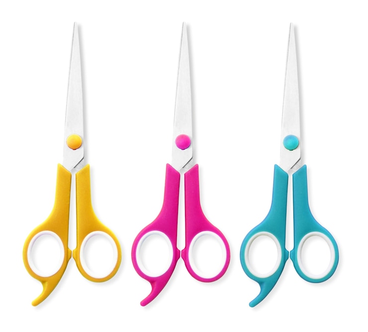 Photo close-up de ciseaux multicolores sur fond blanc
