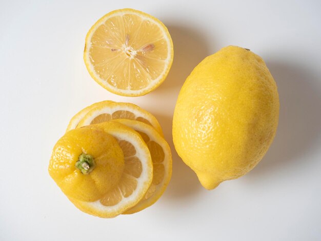 Photo close-up d'un citron coupé et entier sur un fond blanc fruit isolé fruit jaune acide plein de vitamines vue supérieure à plat.